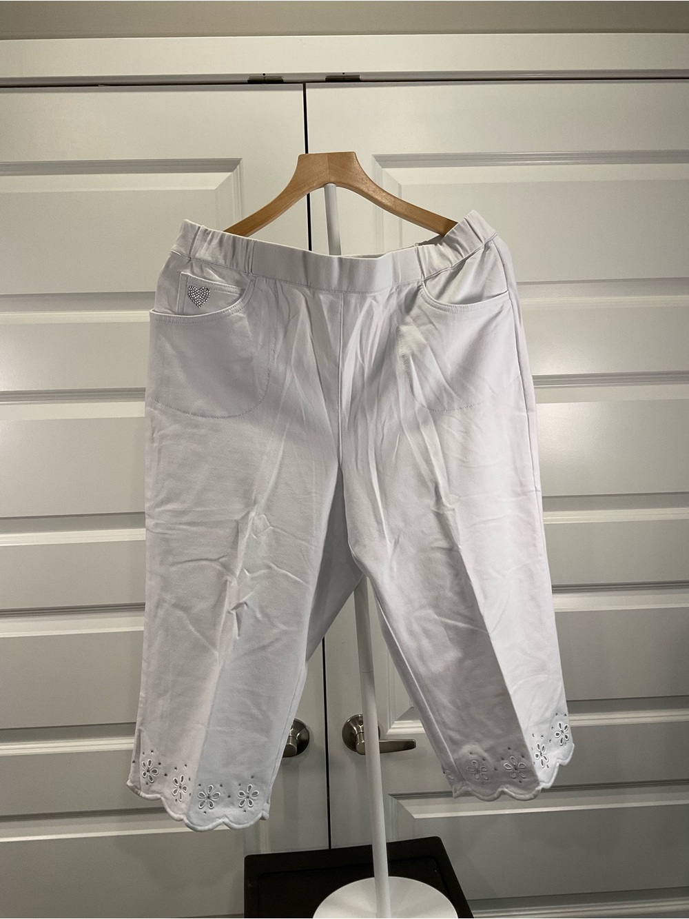 Quacker Factory White Eyelet Capri Pants